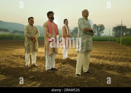 Bellissima composizione ritratta di agricoltori indiani in piedi sul campo. Concetto agricolo che rappresenta l'atteggiamento degli agricoltori. Vantaggi agricoli per gli agricoltori. Foto Stock
