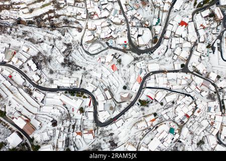 Vista aerea del villaggio di Kyperounta con case innevate. Distretto di Limassol, Cipro Foto Stock