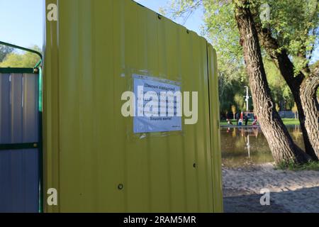 Avvertimento sulla spiaggia di Chernihiv, Ucraina - "cari visitatori. Il fondo della spiaggia non è sorvegliato per individuare conchiglie e miniere. Fate molta attenzione. Swimm Foto Stock