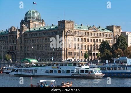 Praga, Repubblica Ceca - 9 luglio 2017: Ministero dell'industria e del commercio sulla riva del fiume Moldava a Praga Foto Stock