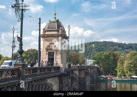 Praga, Repubblica Ceca - 2 luglio 2017: Il Ponte della Legione (Most Legii) è un ponte storico sul fiume Moldava Foto Stock