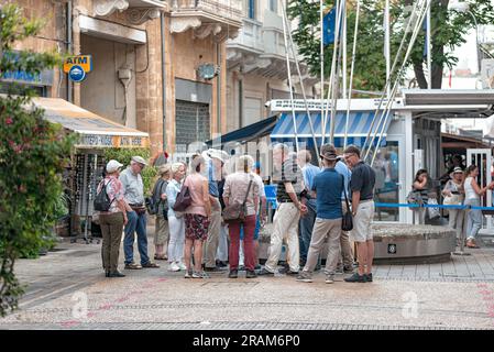 Nicosia, Cipro - 24 ottobre 2022: Gruppo di turisti a Ledra Street Crossing Point Foto Stock