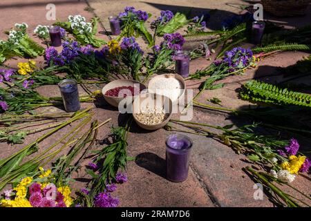 Esposizione colorata di un'offerta di cibo e fiori in una marcia per le donne Foto Stock