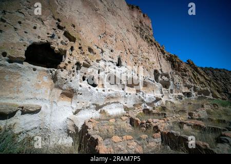 Long House Cliff Dwellings | Bandelier National Monument, New Mexico, USA Foto Stock