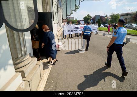 Bucarest, Romania. 4 luglio 2023: Gli ospiti (L) del presidente rumeno arrivano al Palazzo Cotroceni, sede della presidenza rumena, mentre un gruppo di parlamentari dell'Unione Save Romania (USR) protesta contro le leggi sull'istruzione che il presidente rumeno promulgherà oggi. Le leggi sull'istruzione fanno parte della "Romania istruita”, il progetto nazionale avviato dal presidente della Romania Klaus Iohannis nel dicembre 2018 con l'obiettivo del 2030. Sullo striscione è scritto: Il fallimento della "Romania istruita”: 50.000 bambini non si sono iscritti al Baccalaureato. Credito: Lucian Alecu Foto Stock