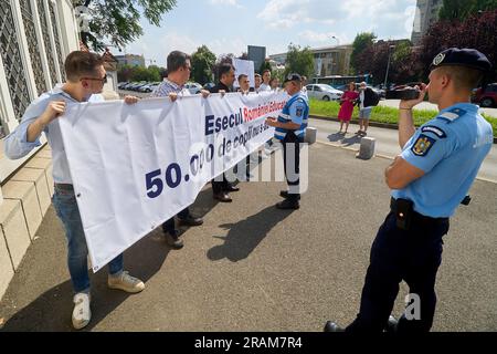 Bucarest, Romania. 4 luglio 2023: Un gendarme parla con un gruppo di parlamentari dell'Unione Save Romania (USR) che protestano contro le leggi sull'istruzione che il presidente rumeno promulgherà oggi, di fronte al Palazzo Cotroceni, sede della presidenza rumena. Le leggi sull'istruzione fanno parte della "Romania istruita”, il progetto nazionale avviato dal presidente della Romania Klaus Iohannis nel dicembre 2018 con l'obiettivo del 2030. Sullo striscione è scritto: Il fallimento della "Romania istruita”: 50.000 bambini non si sono iscritti al Baccalaureato. Credito: Lucian Alecu/Alamy Foto Stock