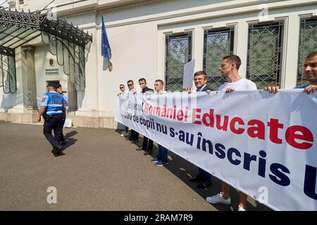 Bucarest, Romania. 4 luglio 2023: Un gruppo di parlamentari dell'Unione Save Romania (USR) protesta contro le leggi sull'istruzione che il presidente rumeno promulgherà oggi, di fronte al Palazzo Cotroceni, sede della presidenza rumena. Le leggi sull'istruzione fanno parte della "Romania istruita”, il progetto nazionale avviato dal presidente della Romania Klaus Iohannis nel dicembre 2018 con l'obiettivo del 2030. Sullo striscione è scritto: Il fallimento della "Romania istruita”: 50.000 bambini non si sono iscritti al Baccalaureato. Crediti: Lucian Alecu/Alamy Live News Foto Stock