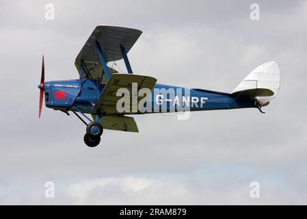 Un De Havilland DH-82A Tiger Moth all'aeroporto di Headcorn nel Kent Inghilterra Foto Stock