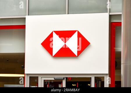 Londra, Inghilterra, Regno Unito - 28 giugno 2023: Cartello sopra l'ingresso di una filiale della banca HSBC nel centro di Londra. Foto Stock