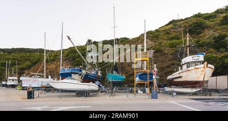 Avila Beach, California, USA - 25 giugno 2023. Cantiere navale. Fila di barche in un deposito di barche nel porticciolo di Avila Beach, costa centrale della California Foto Stock