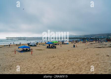 Pismo Beach, California, USA - 2 luglio 2023. Spiaggia di Pismo, molo di Pismo e un'ampia spiaggia di sabbia con gente che si gode l'oceano Foto Stock
