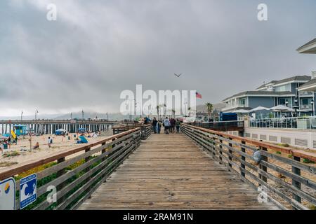 Pismo Beach, California, USA - 2 luglio 2023. Pismo Promenade al tramonto. I turisti possono godere della vista dell'oceano Pacifico e degli hotel sul lato della spiaggia. Foto Stock