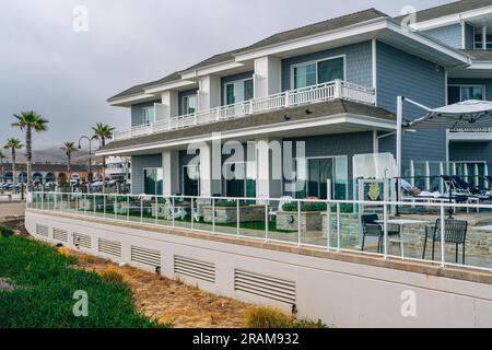 Pismo Beach, California, USA - 2 luglio 2023. Vespera Resort sulla spiaggia di Pismo. Di fronte alla spiaggia, l'hotel offre sistemazioni a 4 stelle a Pismo Beach, Foto Stock
