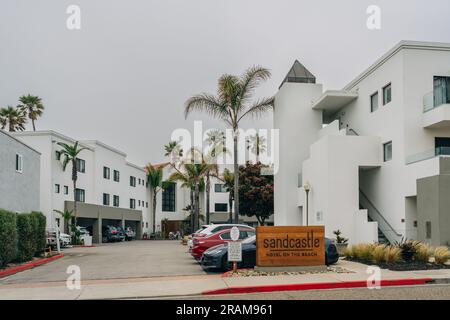 Pismo Beach, California, USA - 2 luglio 2023. Sandcastle Hotel on the Beach, l'hotel è a pochi passi dal Molo di Pismo, California Central Coast Foto Stock