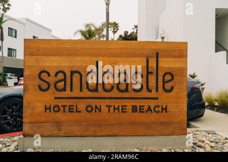 Pismo Beach, California, USA - 2 luglio 2023. Sandcastle Hotel on the Beach, l'hotel è a pochi passi dal Molo di Pismo, California Central Coast Foto Stock