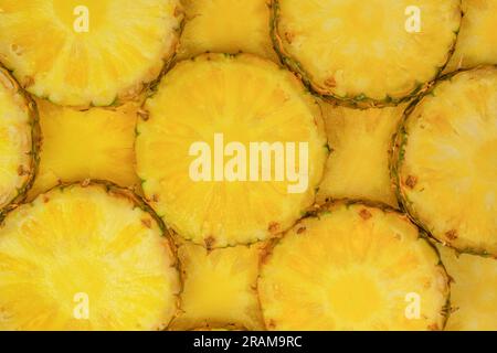 Fette gialle succose di ananas come sfondo. Vista dall'alto. Foto Stock