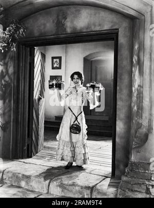 Hollywood, California: 1927 l'attrice norma Shearer interpreta una cameriera del bar in una scena del film "il principe studente in Old Heidelberg". Foto Stock