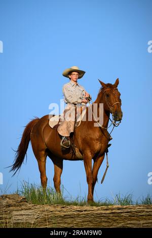 ADA a cavallo; Dennis Ranch, Red Owl, South Dakota. Foto Stock