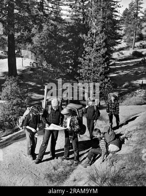 Montana: c. 1958 Una famiglia pianifica il percorso per un viaggio di 12 giorni con zaino in spalla attraverso la Bob Marshall Wilderness area. Foto Stock