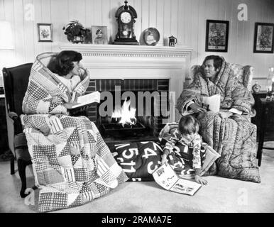 Detroit, Michigan: 15 ottobre 1977. Una famiglia si prepara all'inverno durante la crisi energetica degli anni '1970 con gli Snug Sacks, che sono come sacchi a pelo con maniche. Foto Stock