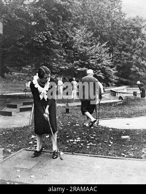 Hot Springs, Virginia, c 1929 Miss Nancy E. Gains di New Rochelle, New York giocando a minigolf sul campo dell'Homestead. Foto Stock