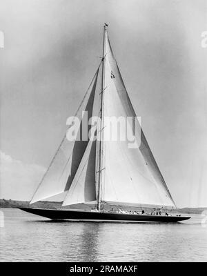 Newport, Rhode Island: Giugno 1937. T.O.M. Sopwith's Endeavour II ti farà fare un giro in una leggera brezza. Lo gareggerà in Coppa America ad agosto. Foto Stock