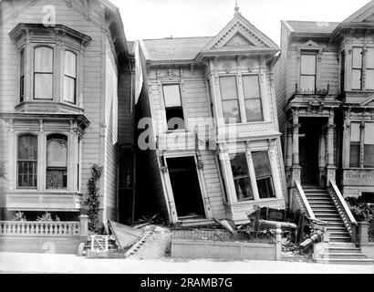 San Francisco, California: 1906. Case vittoriane su Howard Street vicino alla 17th Avenue che sono state danneggiate dal terremoto. Foto Stock