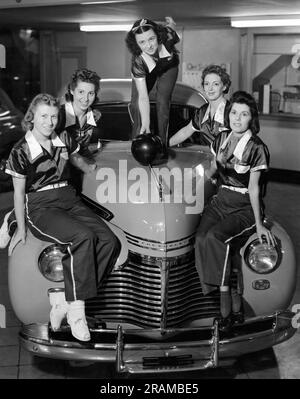 San Francisco, California: c. 1945 Una squadra di bowling femminile posa sul davanti della Chevrolet in uno showroom. Foto Stock