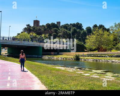 Il Castello di Sohail e il Ponte di Arnada nel Parque Fluvial a Fuengirola in Spagna Foto Stock