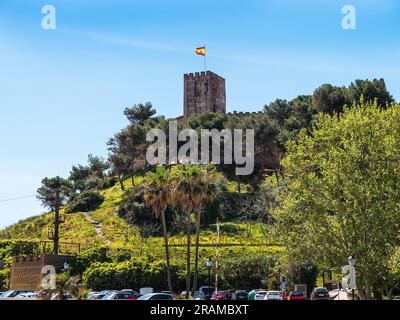 Il Castello di Sohail e il Ponte di Arnada nel Parque Fluvial a Fuengirola in Spagna Foto Stock