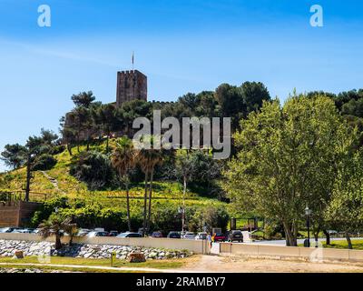 Il Castello di Sohail e il Ponte di Arnada nel Parque Fluvial a Fuengirola in Spagna Foto Stock