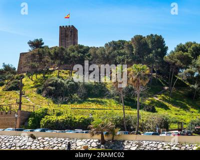 Il Castello di Sohail e il Ponte di Arnada nel Parque Fluvial a Fuengirola in Spagna Foto Stock