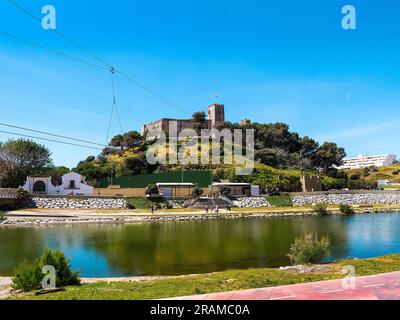 Il Castello di Sohail e il Ponte di Arnada nel Parque Fluvial a Fuengirola in Spagna Foto Stock
