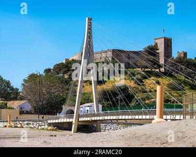 Il Castello di Sohail e il Ponte di Arnada nel Parque Fluvial a Fuengirola in Spagna Foto Stock
