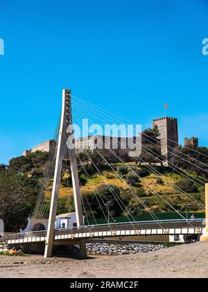 Il Castello di Sohail e il Ponte di Arnada nel Parque Fluvial a Fuengirola in Spagna Foto Stock
