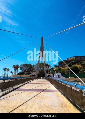 Il Castello di Sohail e il Ponte di Arnada nel Parque Fluvial a Fuengirola in Spagna Foto Stock