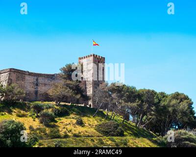 Il Castello di Sohail e il Ponte di Arnada nel Parque Fluvial a Fuengirola in Spagna Foto Stock