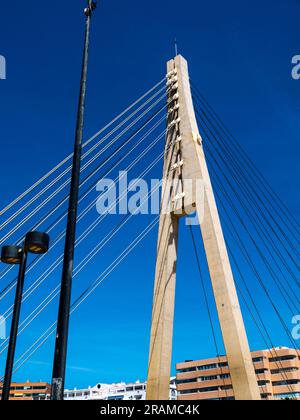 Il Castello di Sohail e il Ponte di Arnada nel Parque Fluvial a Fuengirola in Spagna Foto Stock