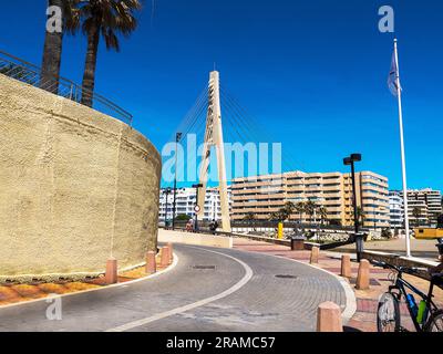 Il Castello di Sohail e il Ponte di Arnada nel Parque Fluvial a Fuengirola in Spagna Foto Stock