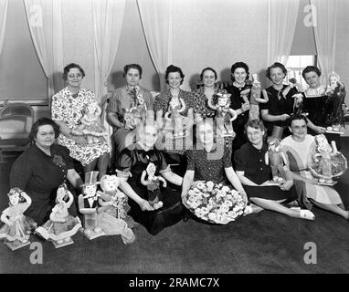 Stati Uniti: c. 1948 Vista di un gruppo di donne di mezza età che tengono le loro creazioni fatte a mano. Foto Stock