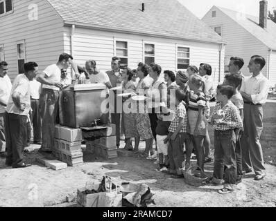 Cleveland, Ohio: 16 settembre 1957 tutti nel quartiere sembrano essere in fila per le porzioni da questo clambake del cortile Foto Stock