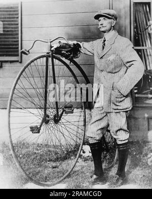 Boston, Massachusetts: 3 gennaio 1926. Il dottor Walter Kendall con la sua bicicletta che ha cavalcato molti anni fa. Trascorse molti anni ad allevare e sviluppare il Boston Bull Terrier dai cani utilizzati nelle fosse da combattimento del Boston Gashouse District. Foto Stock