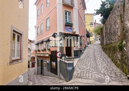 Gli edifici dai colori pastello e i sentieri pedonali di ciottoli del centro storico di Sintra, Portogallo. I palazzi romantici e fiabeschi attirano turisti da tutto il mondo. Foto Stock