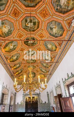 La sala dei cigni o sala grande con pannelli decorati a soffitto dipinti con cigni coronati al Palazzo Nazionale di Sintra, Portogallo. I palazzi romantici e fiabeschi attirano turisti da tutto il mondo. Foto Stock