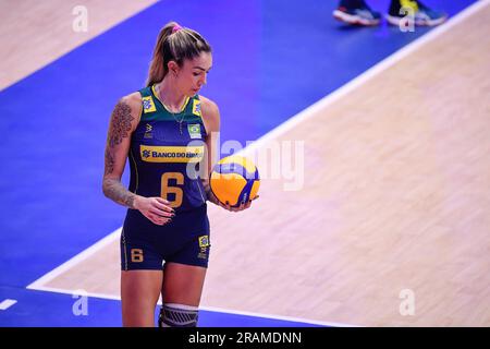 Bangkok, Thailandia. 2 luglio 2023. La Thaisa del Brasile è stata vista durante la FIVB Volleyball Women's Nations League tra Thailandia e Brasile allo stadio Hua Mak Indoor. Punteggio finale; Thailandia 0:3 Brasile. Credito: SOPA Images Limited/Alamy Live News Foto Stock