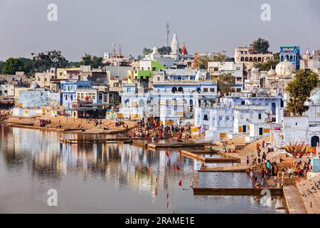 Devoti indù che fanno il bagno nel sacro lago Puskhar Sagar sui ghat Foto Stock