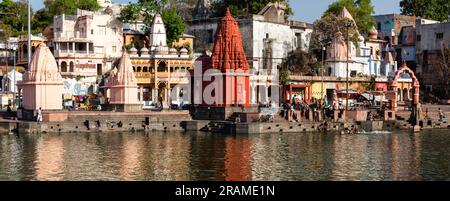 Le persone che fanno il bagno nel sacro fiume Rhipra sui ghati della città Santa di Ujjain Foto Stock