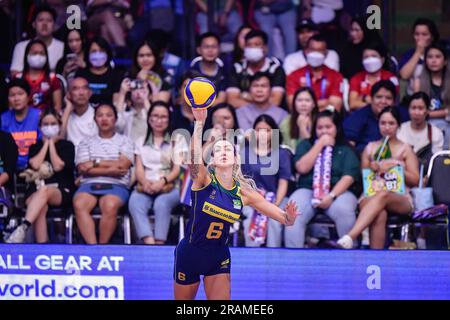 Bangkok, Thailandia. 2 luglio 2023. Thaisa del Brasile è stata vista in azione durante la FIVB Volleyball Women's Nations League tra Thailandia e Brasile allo stadio Hua Mak Indoor. Punteggio finale; Thailandia 0:3 Brasile. (Foto di Amphol Thongmueangluang/SOPA Images/Sipa USA) credito: SIPA USA/Alamy Live News Foto Stock