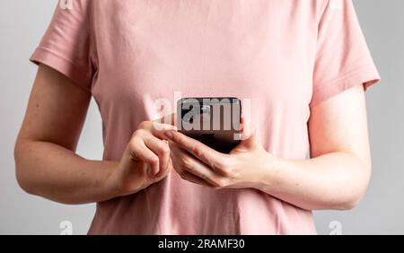 Berlino, Germania giugno 30 2023 impugnare il telefono cellulare, utilizzando primo piano dello smartphone. Foto Stock