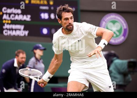 Wimbledon. Jeremy Chardy di, Francia. 4 luglio 2023. Durante la partita del primo turno contro Carlos Alcaraz, spagnolo, a Wimbledon. Alcaraz ha vinto la partita in set consecutivi. Crediti: Adam Stoltman/Alamy Live News Foto Stock
